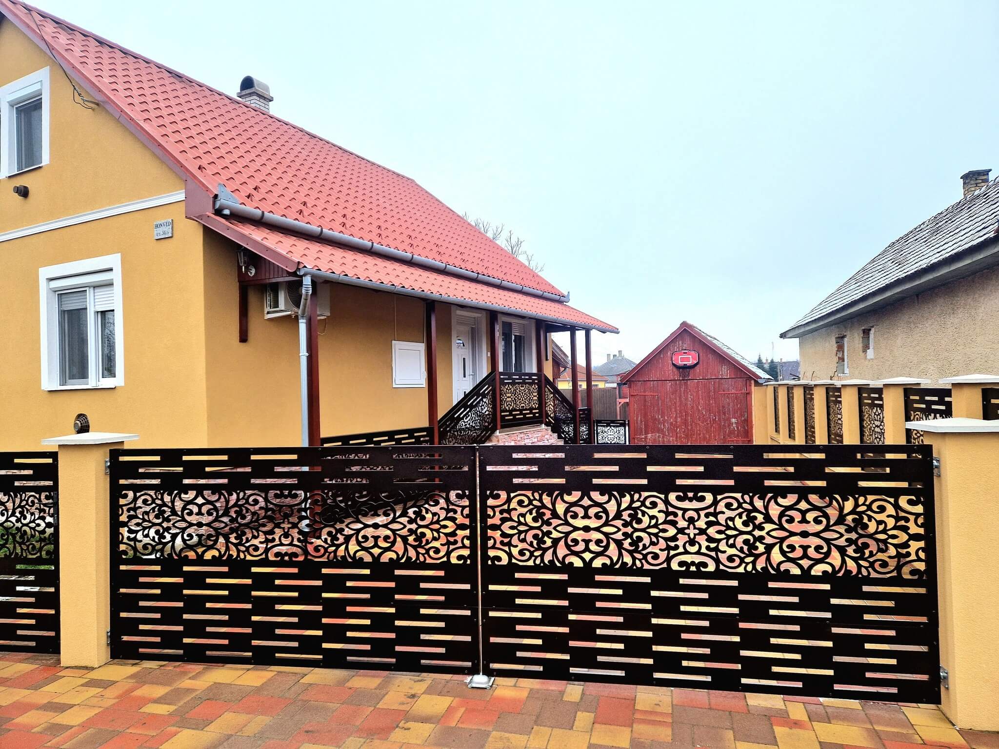 Hogyan növeli az ingatlan értékét egy szép lézervágott kerítés?