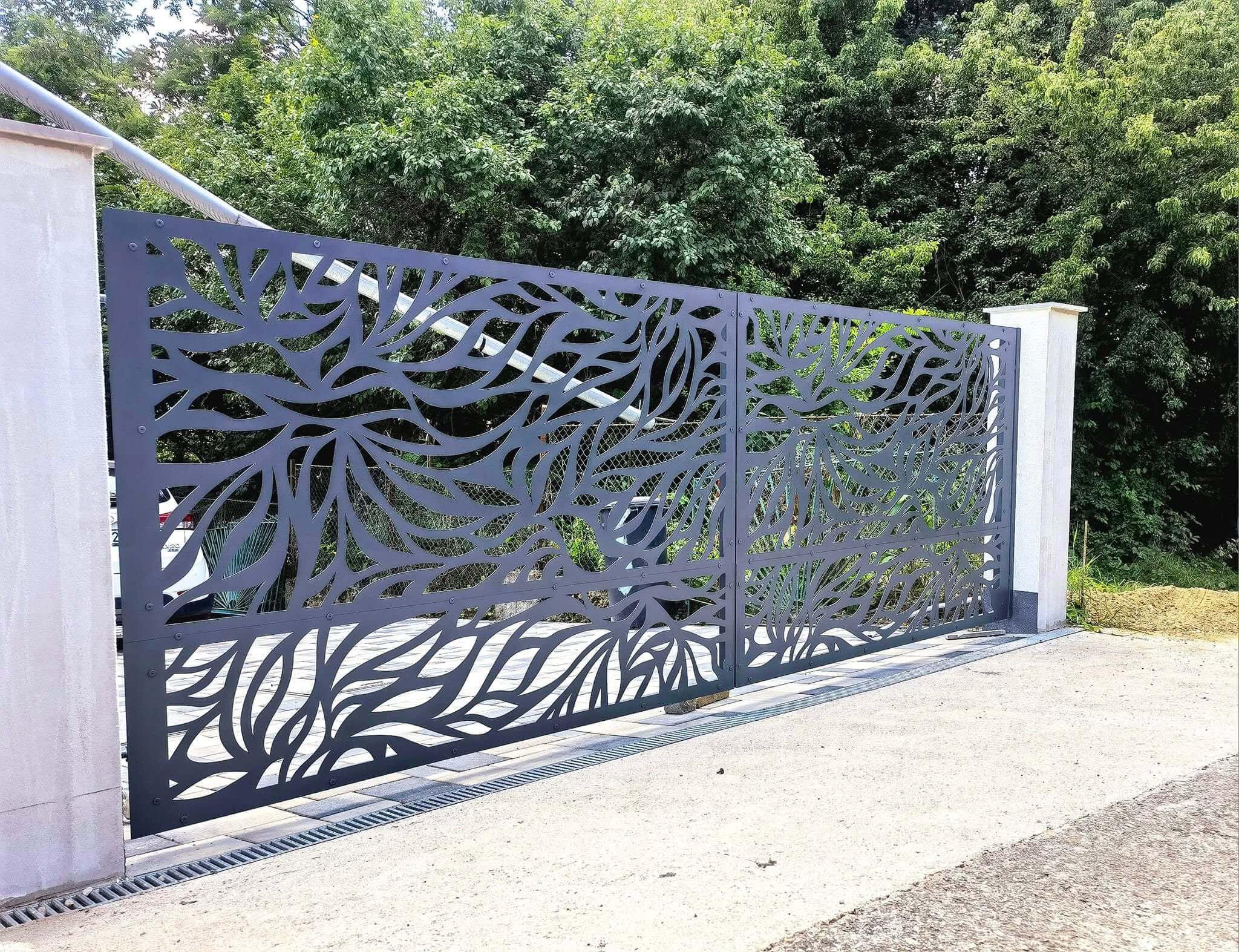 Egyedi lézervágott minták kerítéseken és kapukon